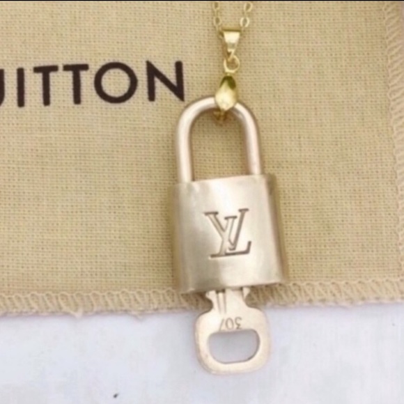 7. Louis Vuitton lock & key with gold necklace - Picture 3 of 7
